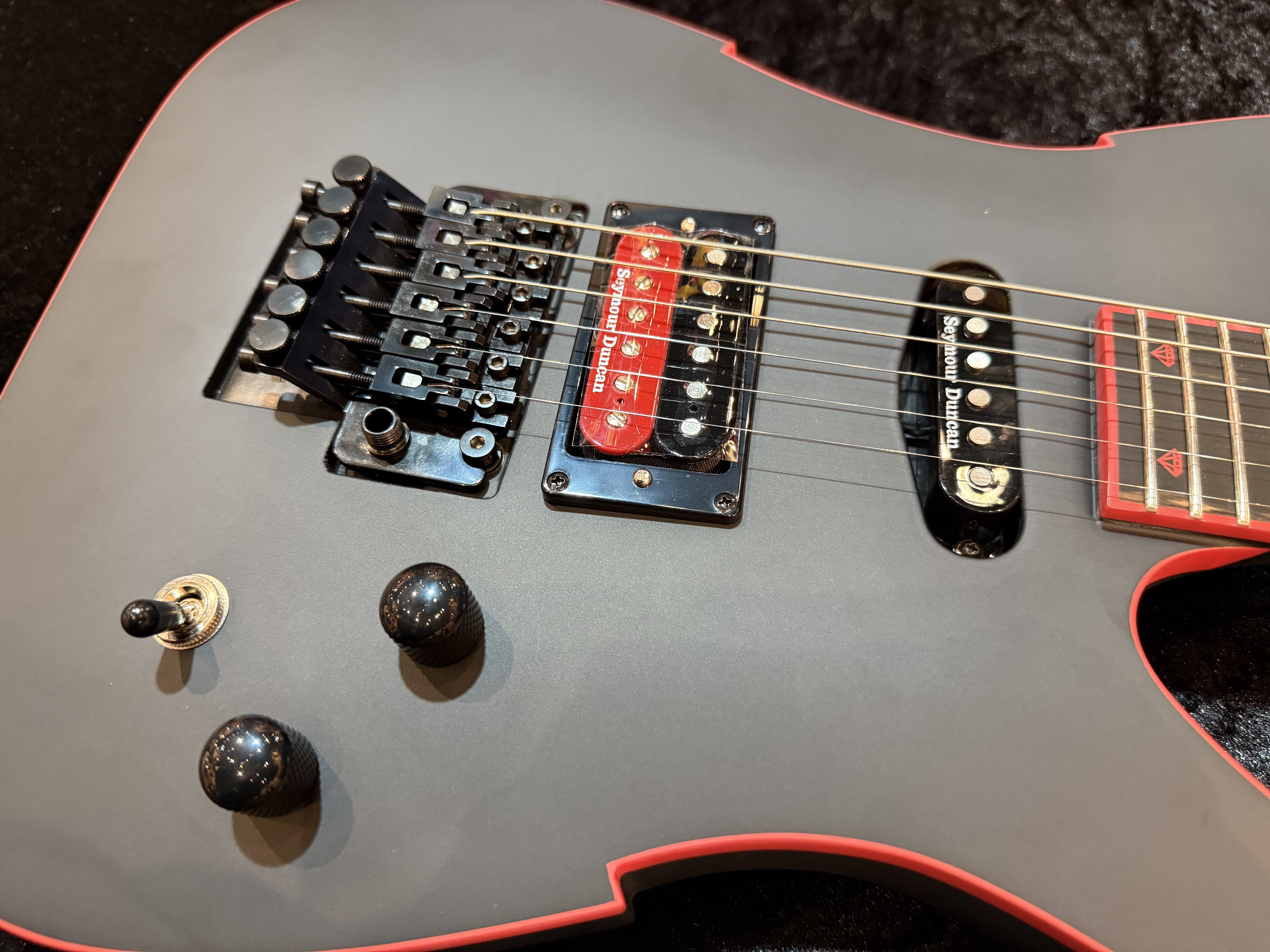 【即納可能】PEAVEY （ピーヴィー） Adrian Vandenberg Signature Guitar 【Matte Black】 福岡店