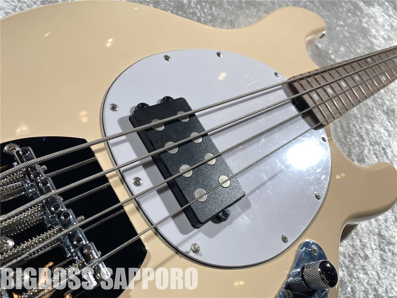 【即納可能】Sterling by MUSIC MAN(スターリンバイミュージックマン) SUB Series Ray4 (Vintage Cream) 札幌店