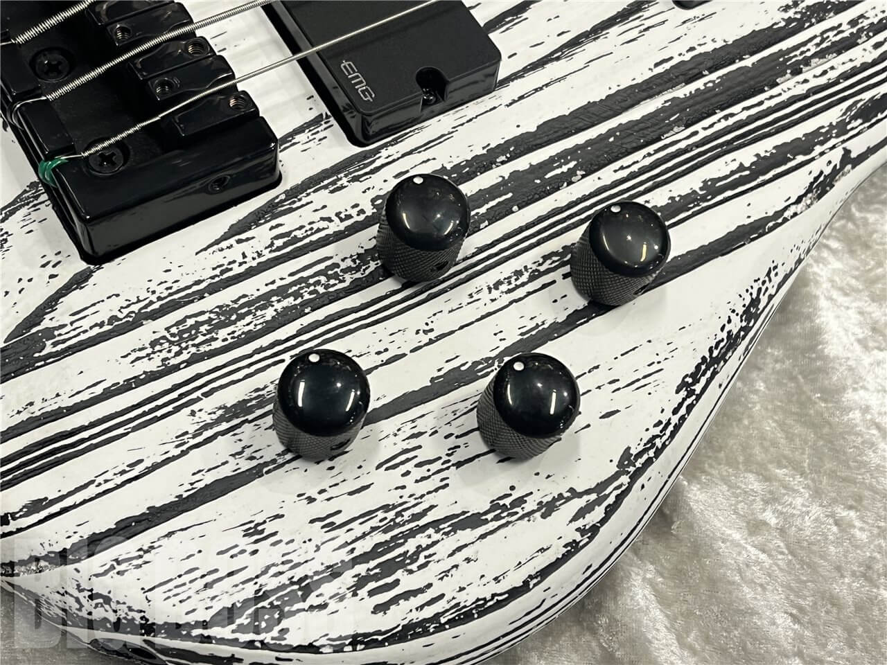 【即納可能】Spector（スペクター）NS Pulse 5 Satin EX-LTD（White w/Black Fill）　名古屋店