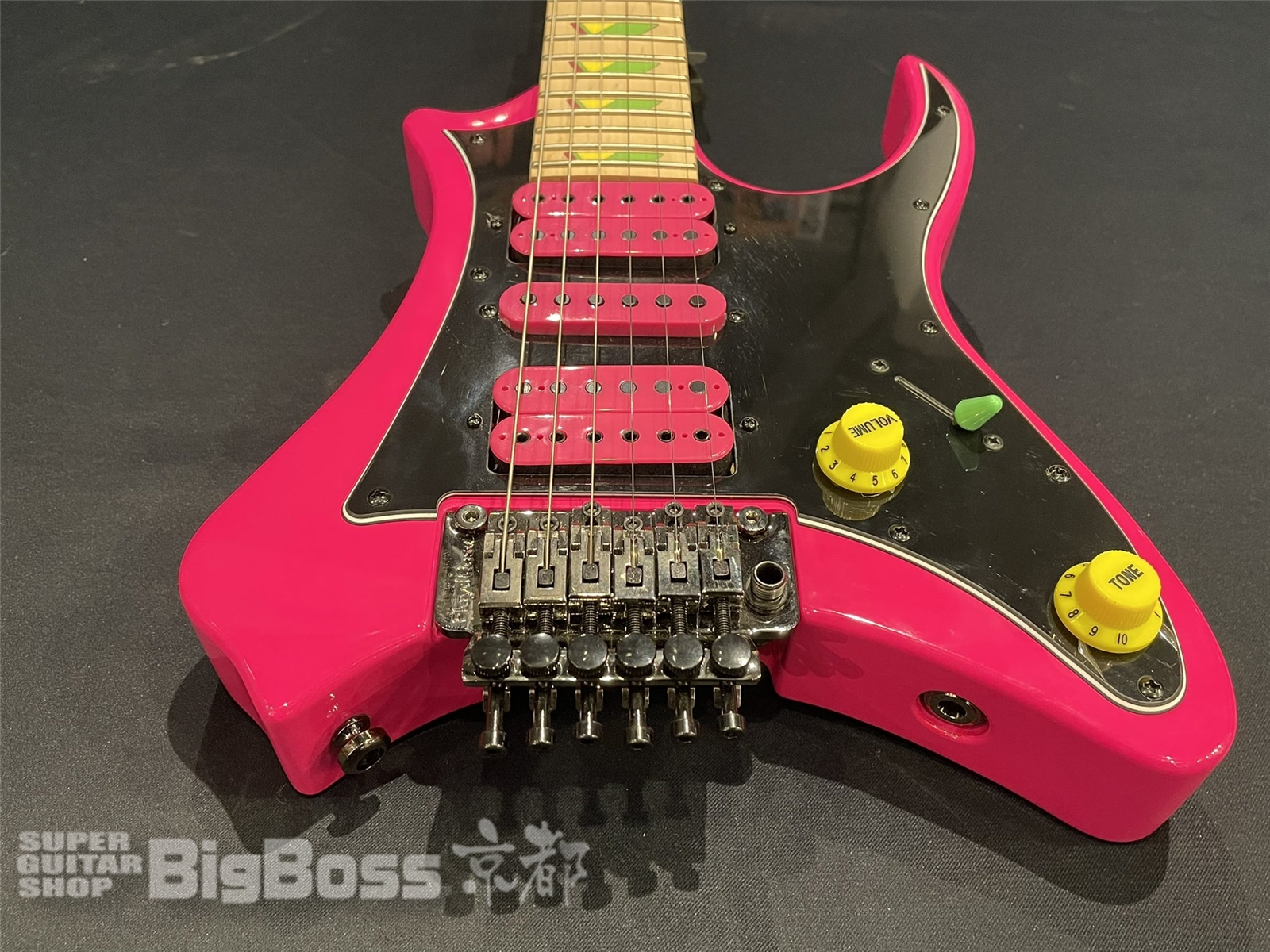 【USED/即納可能】Traveler Guitar(トラベラーギター) Vaibrant Deluxe V88X / Hot Pink 京都店