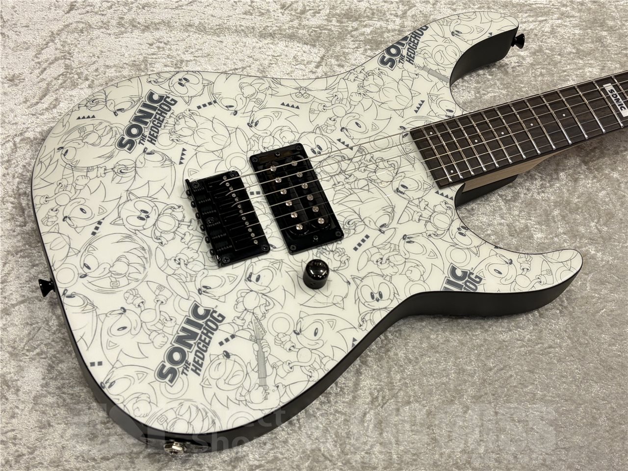 【即納可能】ESP×SONIC（イーエスピー×ソニック）SONIC THE HEDGEHOG GUITAR III -Classic Sonic Edition-（Classic Sonic Collage Art Top / Black Satin Back）　名古屋店 - 2