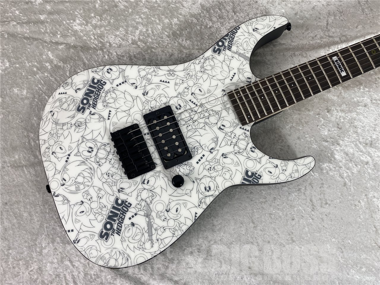 【即納可能】ESP×SONIC(イーエスピーxソニック) SONIC THE HEDGEHOG GUITAR III -Classic Sonic Edition- / Classic Sonic Collage Art / Black Satin お茶の水駅前店(東京) - 3