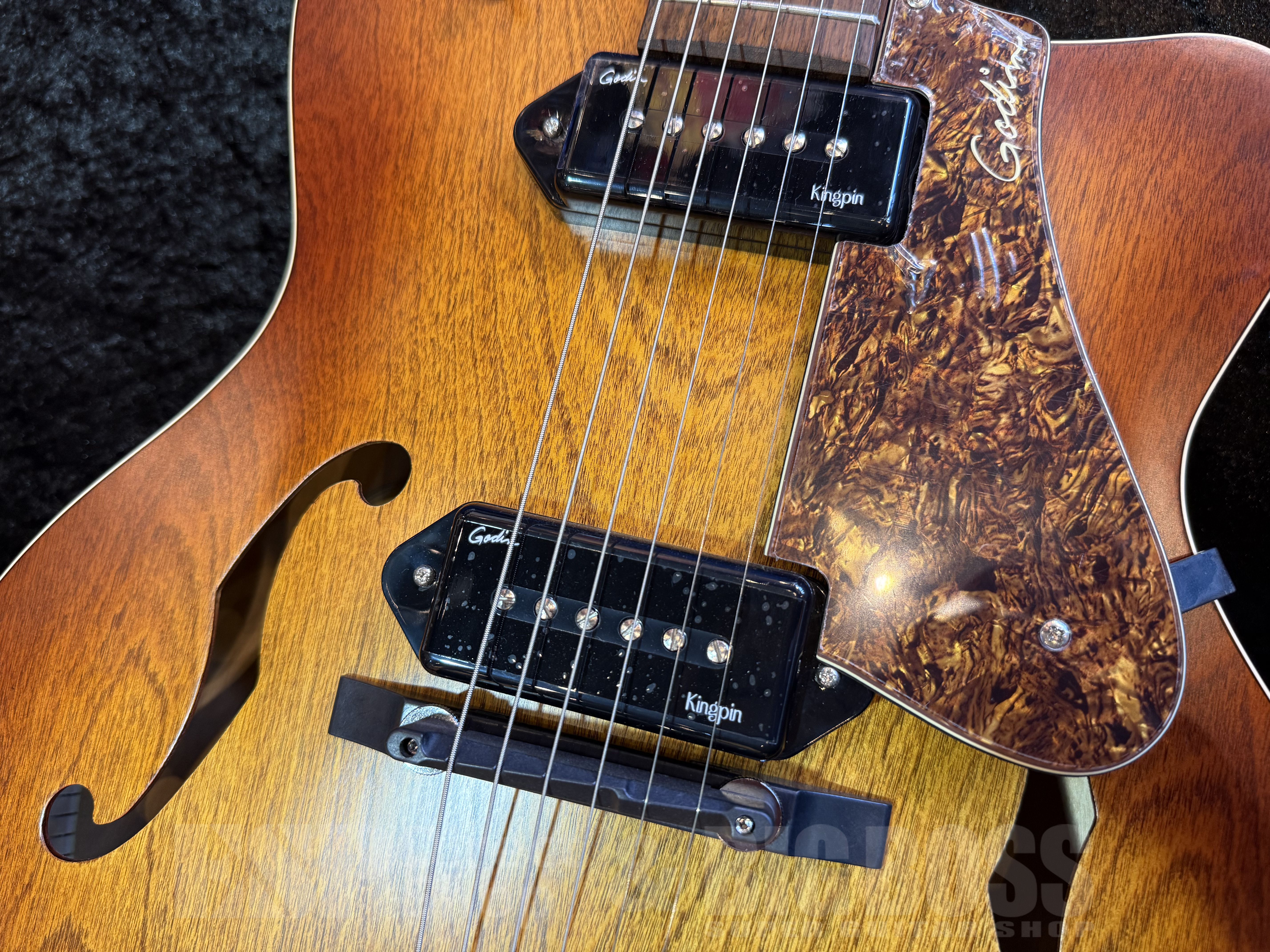 【即納可能】 Godin （ゴダン） 5th Avenue CW Kingpin II 【Cognac Burst】福岡店