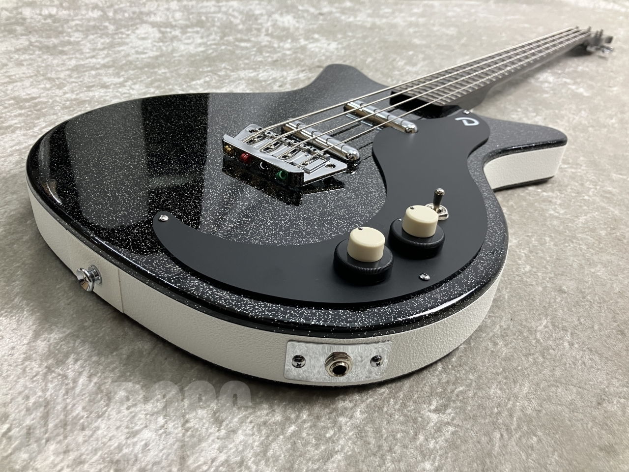 【即納可能】Danelectro(ダンエレクトロ) 59DC SHORTSCALE BASS / BLACK METALFLAKE お茶の水駅前店(東京)