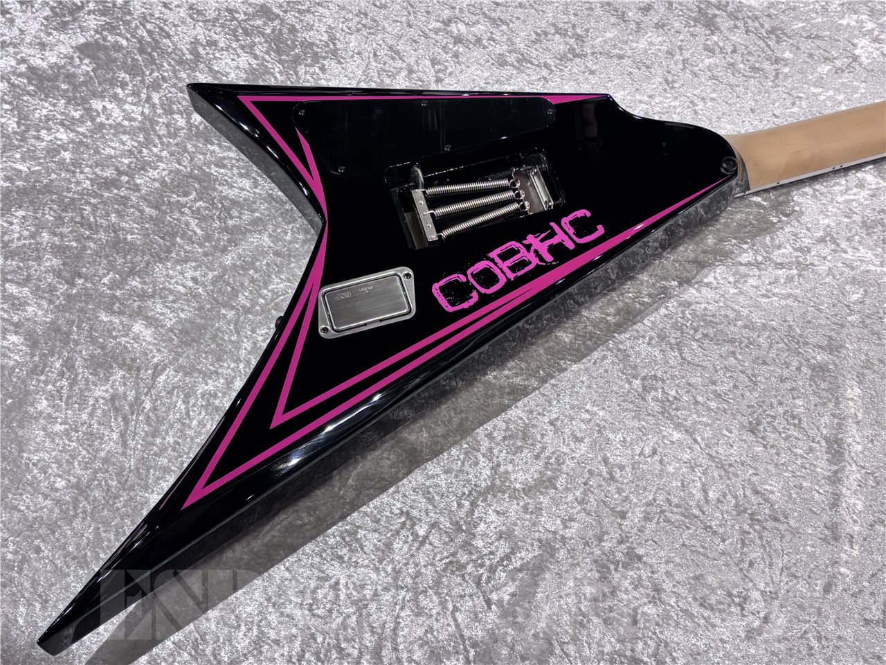 【即納可能】EDWARDS(エドワーズ) E-ALEXI PINK SAWTOOTH / Black with Pink Pin Stripe (Alexi Laiho Model) 広島店