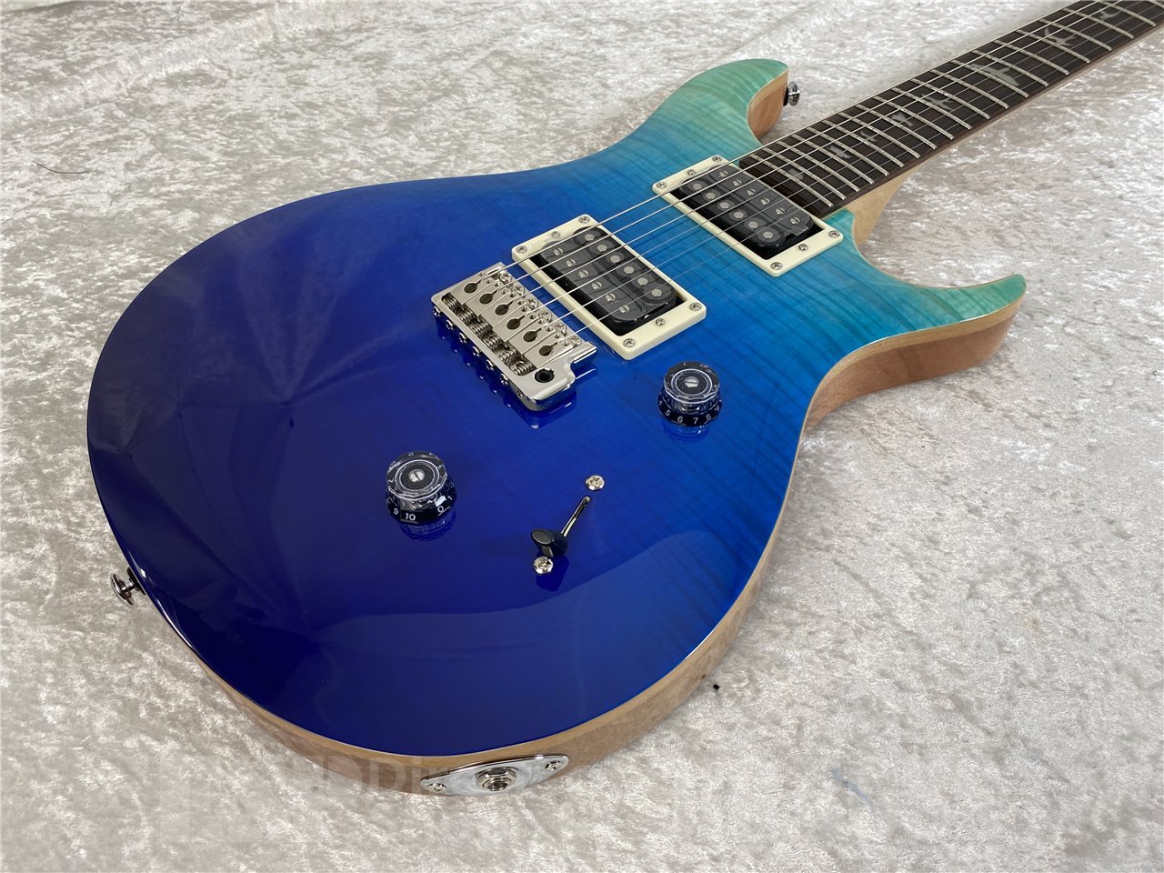 【即納可能】Paul Reed Smith(PRS/ポールリードスミス) SE Custom 24(Blue Fade)#G105064 (2025年製) お茶の水駅前店(東京)