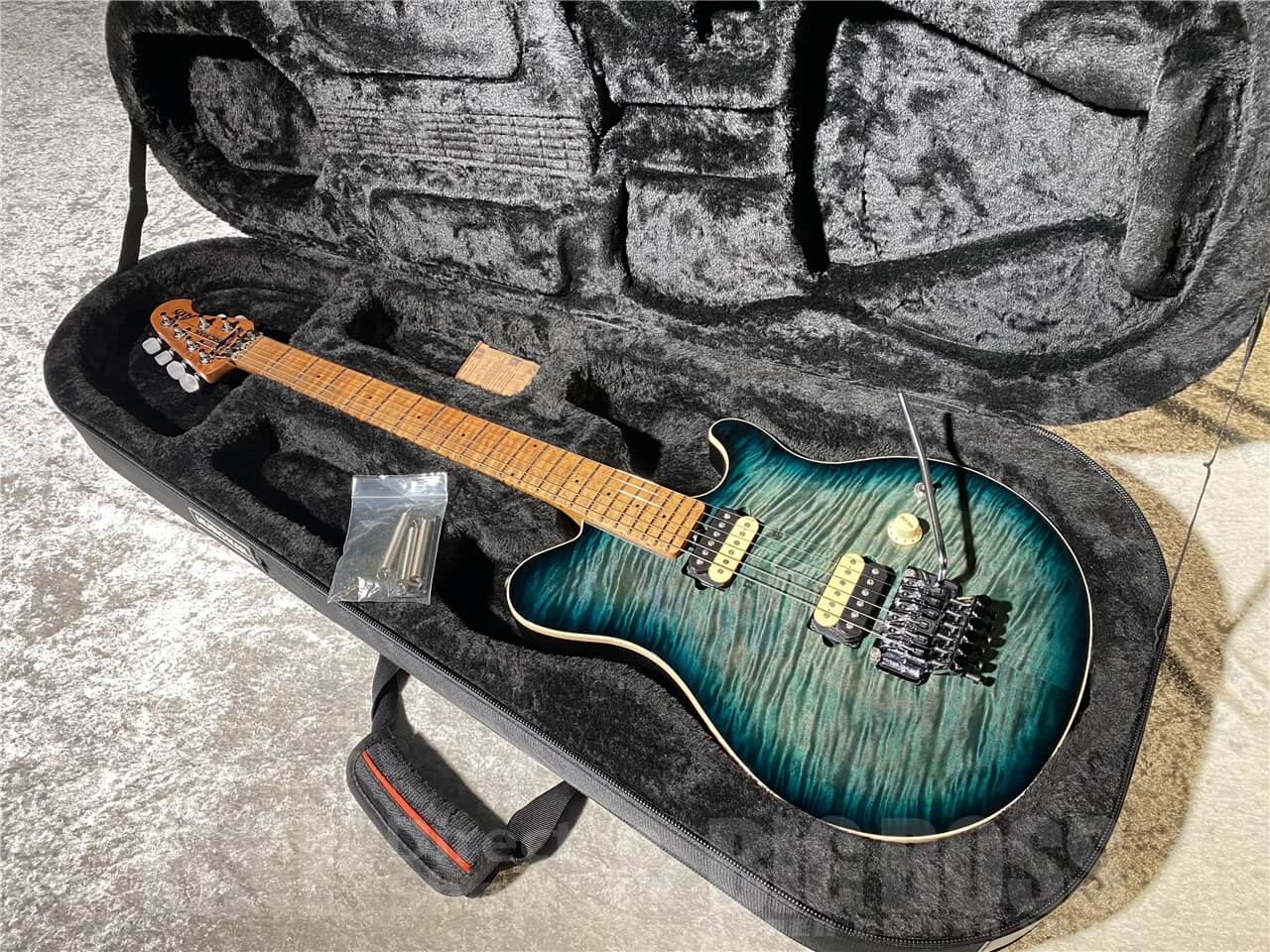 【即納可能/お客様委託中古品】MUSIC MAN(ミュージックマン) AXIS (Yucatan Blue) 札幌店