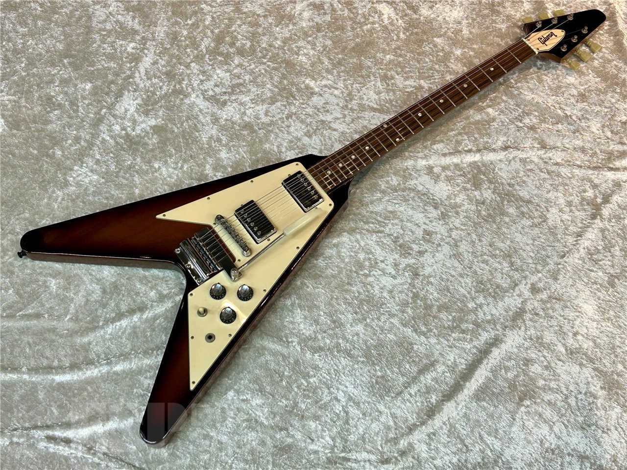 【中古品/即納可能】 Gibson (ギブソン) Custom Shop Historic Collection 1967 Flying V w/Maestro Vibrola (Tobacco Sunburst) 広島店