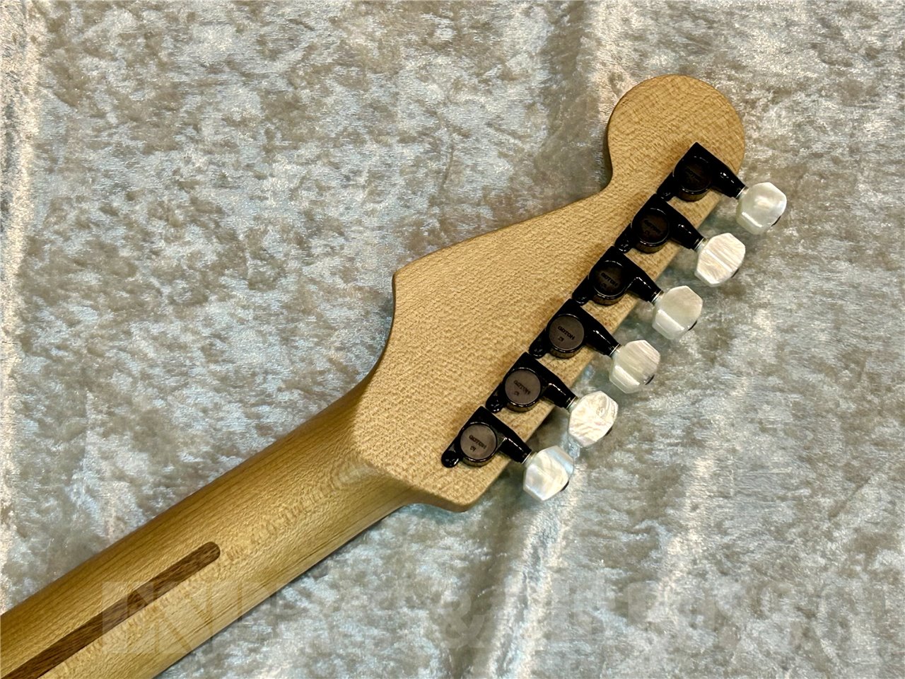 【中古品】Charvel JAKE E LEE Signeture Model (Pearl White with Lavender Hue) 広島店